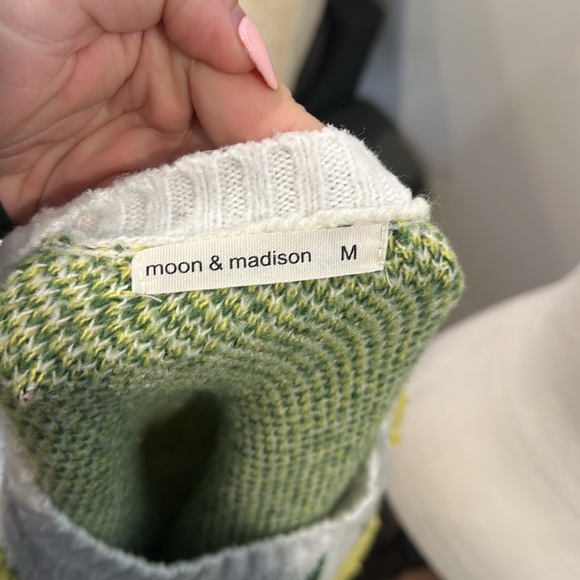 Moon & Madison White and Yellow Lemon Knit Crew Neck Sweater‎ - Picture 4 of 4